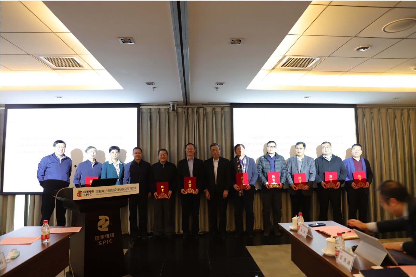 聘书合照.jpg